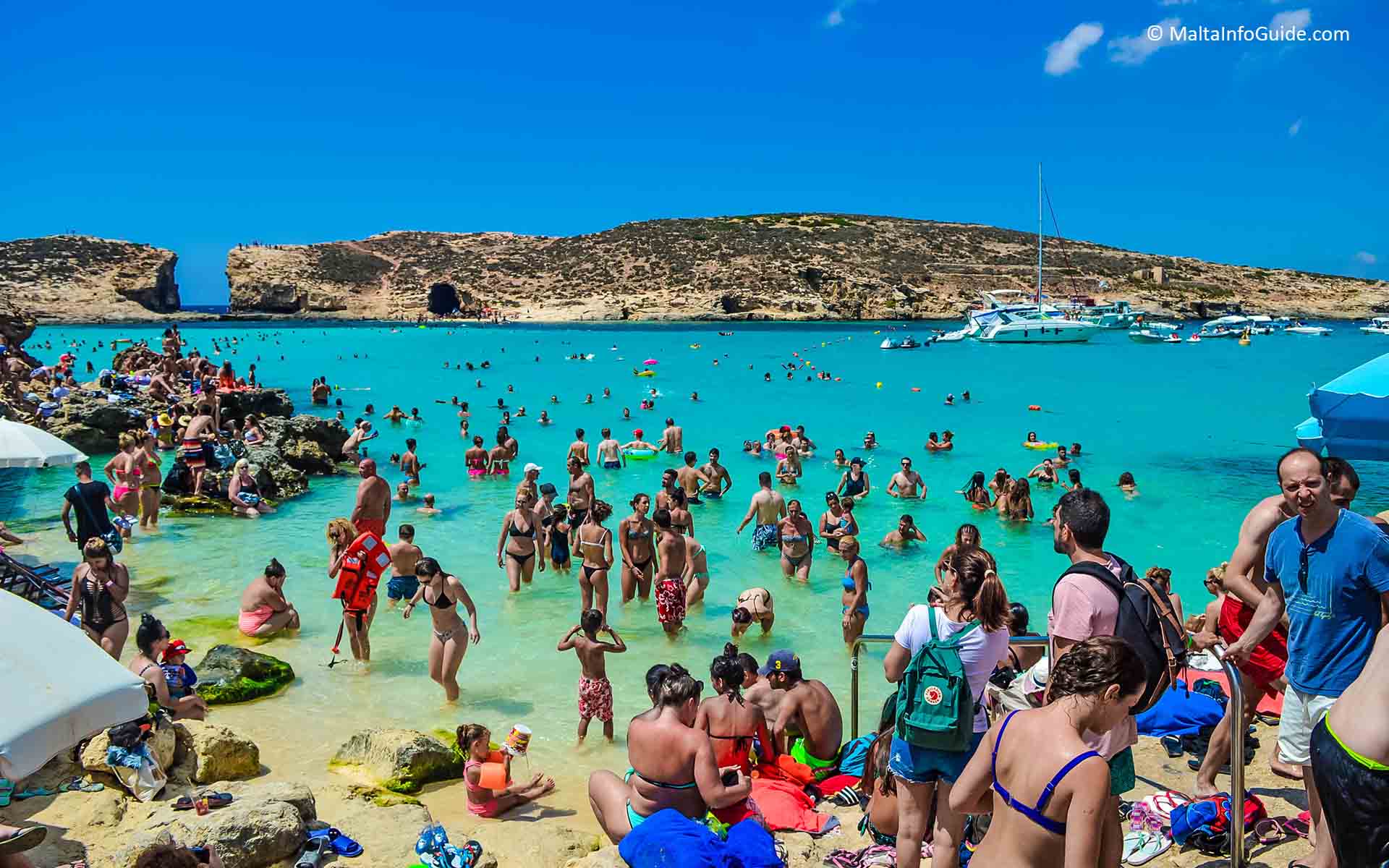 Den Blå Lagune på øya Comino innenfor øygruppen Av De Maltesiske øyene.